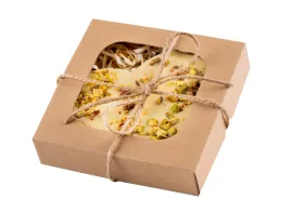 serce-biala-czekolada-z-pistacjami-w-pudelku