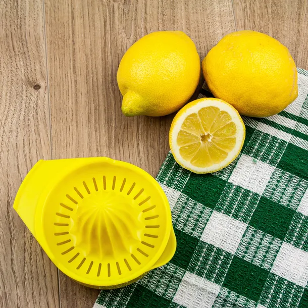 wyciskacz-do-cytryn-fackelmann-kolor-odcienie-zoltego-i-zlota