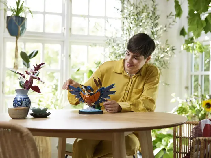 lego-icons-10331-zimorodek-marka-lego