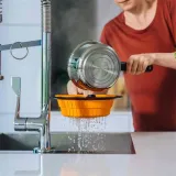 cedzak-fiskars-silikon-linia-functional-form-kolor-czarny