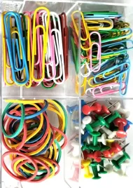zestaw-akcesorii-biurowych-spinacze-pinezki-gumki-140-sztuk-organizer