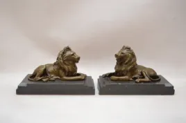 2-lwy-z-brazu-na-marmurze-figury-z-francji
