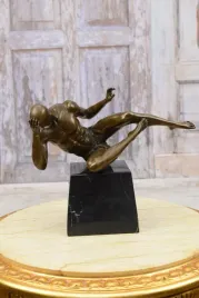 mezczyzna-silacz-kulturysta-figura-z-brazu-rzezba