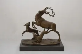 osaczony-jelen-atak-psow-figura-z-brazu-mysliwska