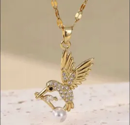 naszyjnik-wisiorek-ptak-koliber-z-diamencikami-zloty-prezent