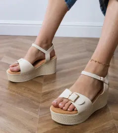 bezowe-sandaly-damskie-z-ozdobna-klamerka-sarni