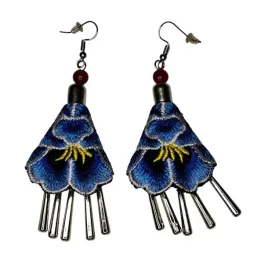 kolczyki-z-kwiatem-bratka-haft-i-metalowe-rurki-w-nowoczesnym-wydaniu