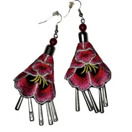 kolczyki-z-haftem-bratka-nowoczesna-folkowa-elegancja-z-nuta-awangardy