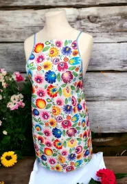 fartuch-kuchenny-z-motywem-kwiatow-lowickich-bialy