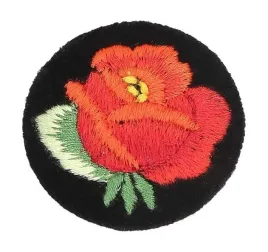 przypinka-z-haftem-lowickim-z-czerwona-roza-na-czarnym-tle-broszka