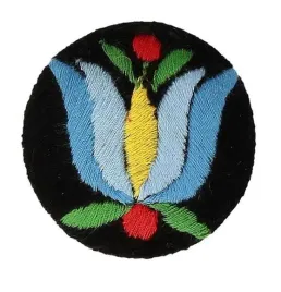 przypinka-z-haftem-ze-wzorem-kaszubskim-z-tulipanem-broszka