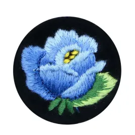 przypinka-z-haftem-lowickim-z-niebieska-roza-broszka