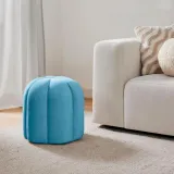 puf-aksamitny-cali-niebieski-podnozek-pufa-kolor-dominujacy-niebieski