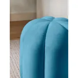 puf-aksamitny-cali-niebieski-podnozek-pufa-zalaczone-wyposazenie-tacka-na-okruchy