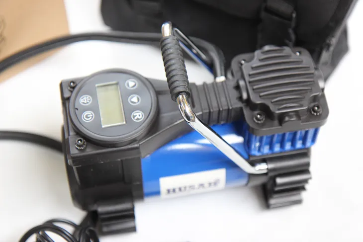 husar-winch-kompresor-samochodowy-pompka-sprezarka-mini-12v-led-producent-inny