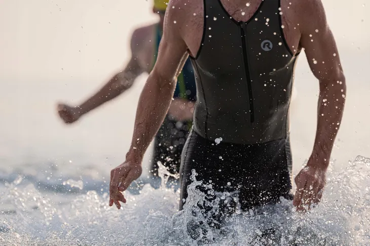 rogelli-florida-kombinezon-stroj-do-triathlonu-wlasciwosci-elementy-odblaskowe-oddychajace-odprowadzajace-wilgoc-szybkoschnace