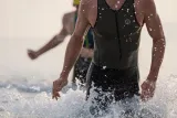 rogelli-florida-kombinezon-stroj-do-triathlonu-wlasciwosci-elementy-odblaskowe-oddychajace-odprowadzajace-wilgoc-szybkoschnace
