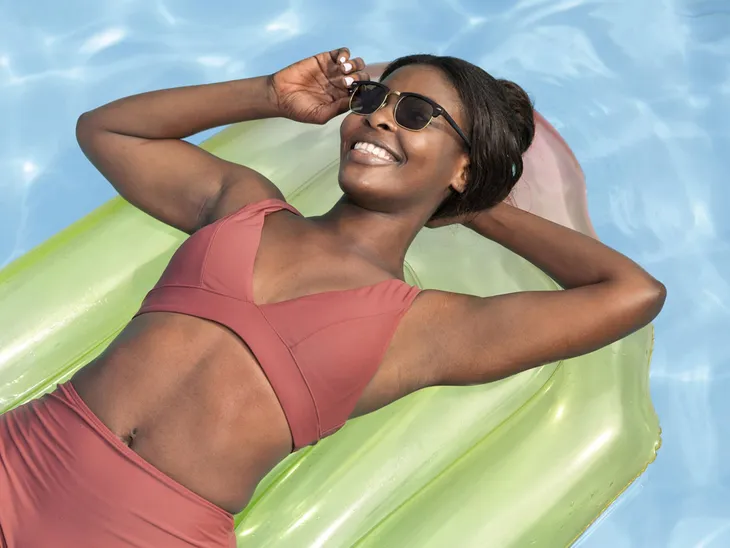 kolorowy-dmuchany-materac-do-wody-wiek-dziecka-4-lata