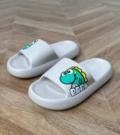 szare-klapki-dzieciece-z-nadrukiem-milos