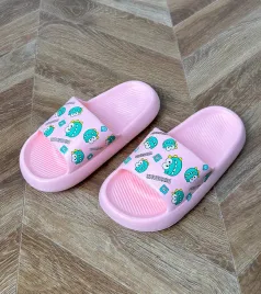 rozowe-klapki-dzieciece-z-nadrukiem-dinos