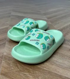 zielone-klapki-dzieciece-z-nadrukiem-dinos