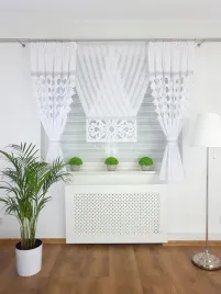 panel-dekoracyjny-z-zaslonami-bialy-ladny-panel-azurowy-do-salonu-komplet