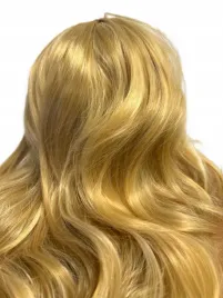 syntetyczna-peruka-damska-blond-dlugosc-calkowita-50-cm-z-regulowany-czepek