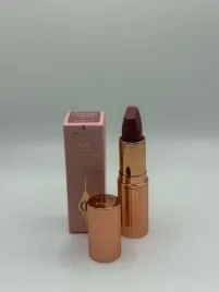 charlotte-tilbury-matte-revolution-pomadka-pillow-talk