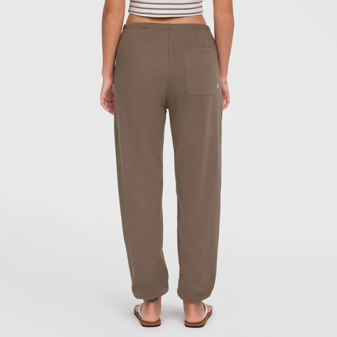 damskie-spodnie-essentials-o-neill-script-sweatpan-stan-nowy