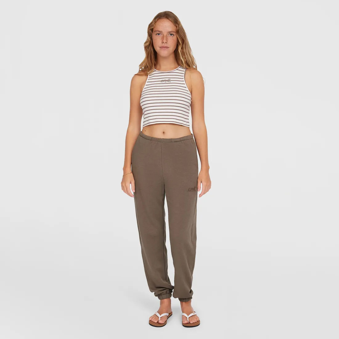 damskie-spodnie-essentials-o-neill-script-sweatpan-stan-nowy