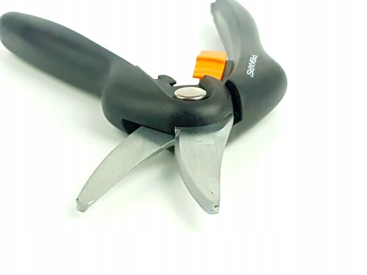 fiskars-nozyce-sp27-do-kabli-pcv-blachy-1000570-napiecie-akumulatora-1-v