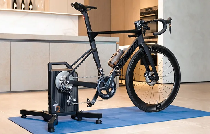 inteligentny-trenazer-rowerowy-cycplus-t2-szerokosc-produktu-52-cm