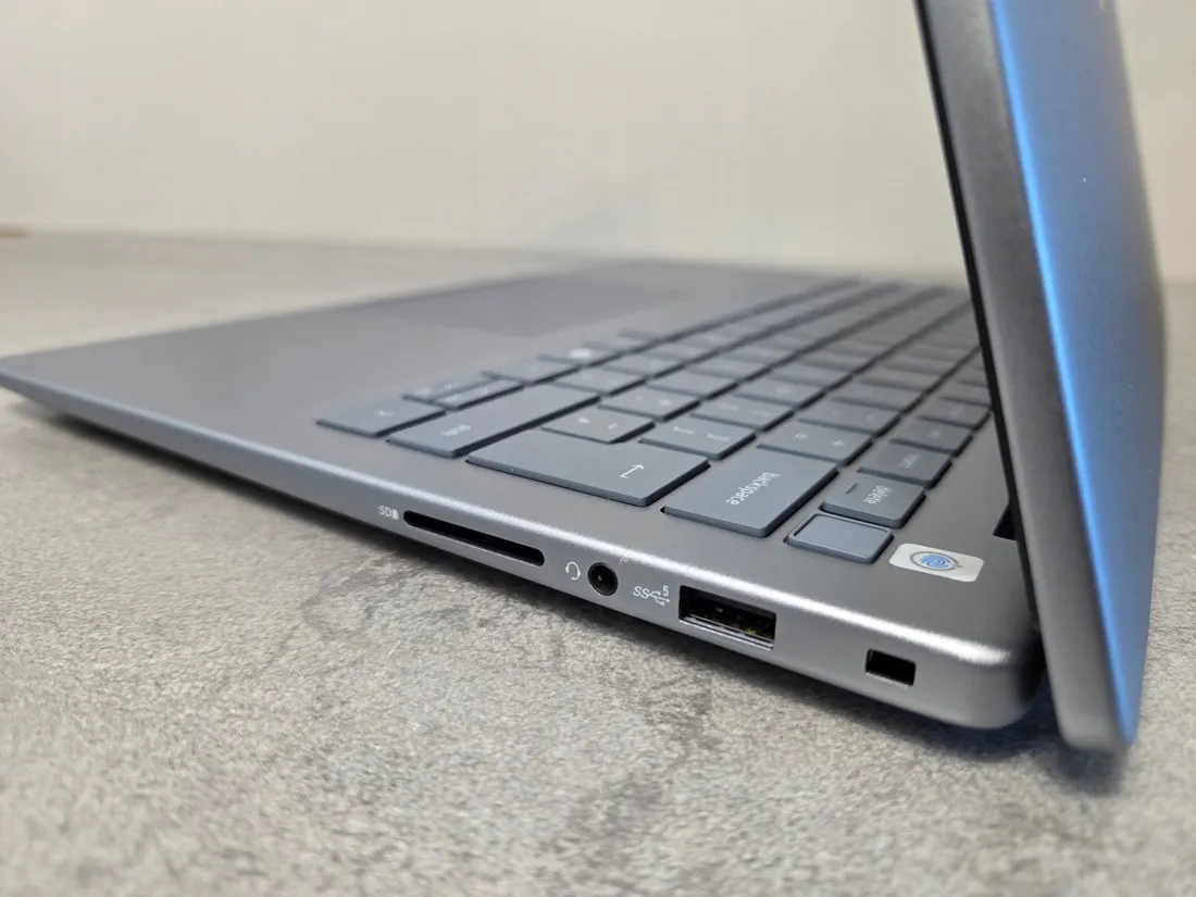 Laptop Dell Inspiron 14 5445 AMD Ryzen 7 8840U 32GB 1TB FHD+ Win11