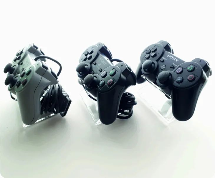 stojaczek-na-pady-dualshock-produkt-wprowadzony-do-obrotu-na-terenie-ue-przed-13-12-2024-tak