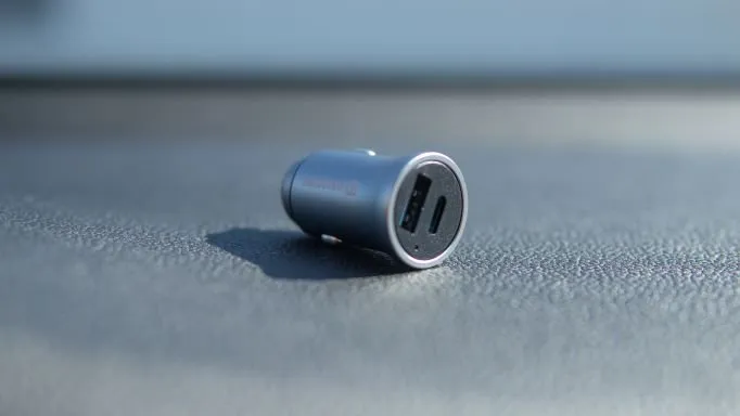 swissten-ladowarka-samochodowa-pd-usb-c-kolor-czarny-marka-swissten