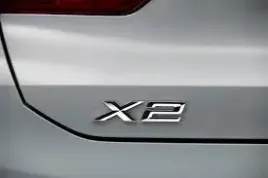 bmw-x2-chrom-srebrny-emblemat-logo-napis-naklejka-znaczek