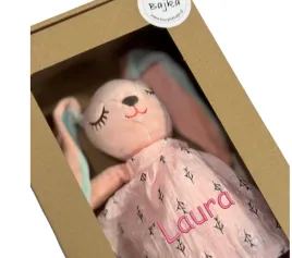 krolik-z-haftem-imie-dziecka-pluszowa-zabawka-prezent-w-kartoniku-rozow
