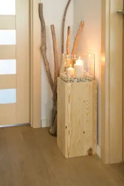 dekoracyjna-latarenka-z-drewna-i-szkla-do-salonu-na-balkon-taras-80cm