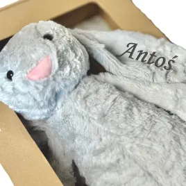 krolik-szary-maskotka-z-haftem-imie-dziecka-zabawka-prezent-w-kartoniku