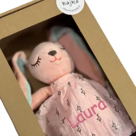 kroliczek-pluszowy-z-haftem-imienia-dziecka-prezent-w-kartoniku