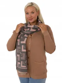 szalik-damski-z-welna-w-geometryczne-wzory