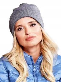 elegancka-czapka-zimowa-beanie-z-blyszczaca-nitka