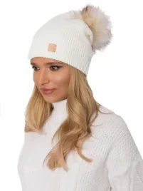 stylowa-czapka-zimowa-damska-beanie-z-pomponem