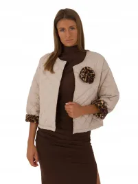 kurtka-damska-pikowana-przejsciowa-z-ozdobna-broszka