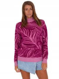 zjawiskowy-stylowy-sweter-damski-golf-z-motywem