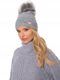 damska-czapka-zimowa-beanie-z-pomponem