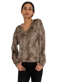 bluzka-damska-z-weluru-w-panterke-dekolt-w-serek