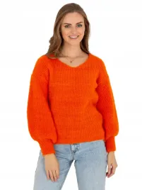 sweter-damski-klasyczny-z-welna-w-serek
