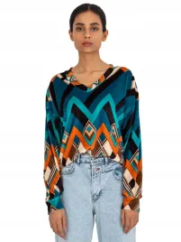 welurowa-bluzka-damska-z-printami-dekolt-w-serek