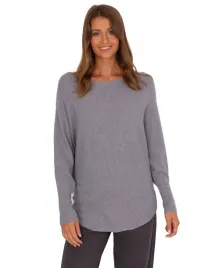 wygodny-sweter-kobiecy-oversize-o-kroju-nietoperza